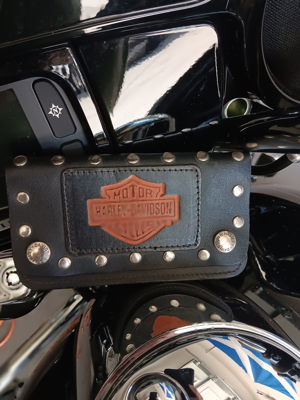 Vintage...  Harley-Davidson Black Leather Chain Wallet with Brown Shield Patch